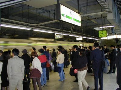 Yamanote Line train coming into Shinagawa Station