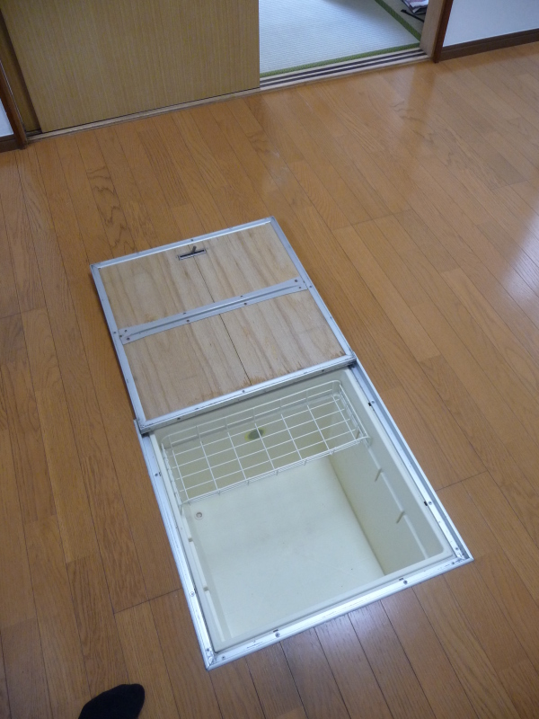 ochiai-house-kitchen-floor-storage.jpg